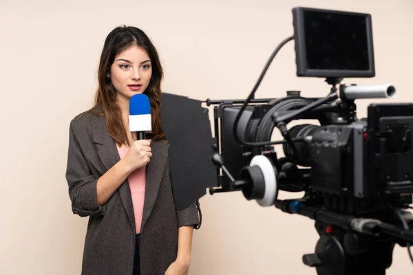 Mulher Repórter Segurando Microfone Reportando Notícias Sobre Fundo Branco Isolado — Fotografia de Stock