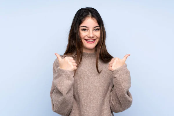 Mujer Morena Joven Con Suéter Sobre Fondo Azul Aislado Con — Foto de Stock