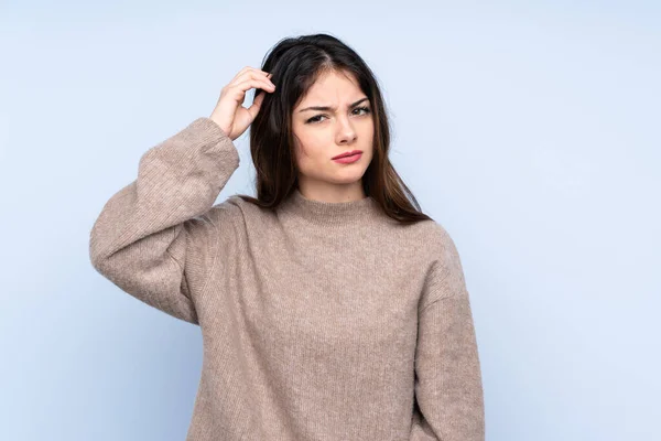 Jovem Morena Vestindo Uma Camisola Sobre Fundo Azul Isolado Com — Fotografia de Stock