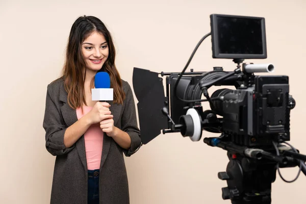 Reporter Donna Possesso Microfono Segnalazione Notizie Sfondo Bianco Isolato — Foto Stock