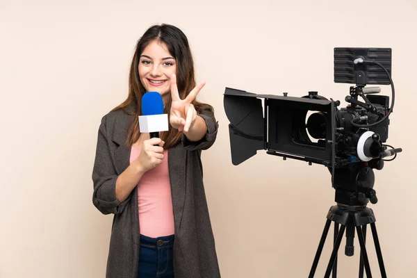Muhabir Kadın Mikrofon Tutuyor Arka Plandan Haberler Veriyor Gülümsüyor Zafer — Stok fotoğraf