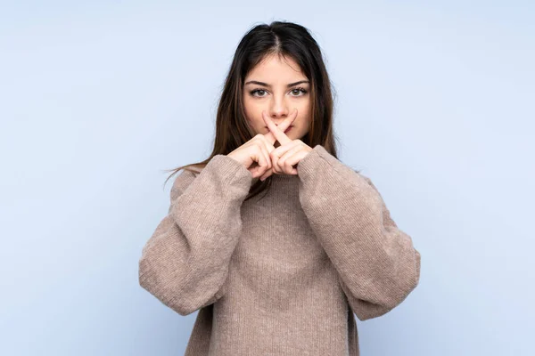 Joven Morena Vistiendo Suéter Sobre Fondo Azul Aislado Mostrando Gesto —  Fotos de Stock
