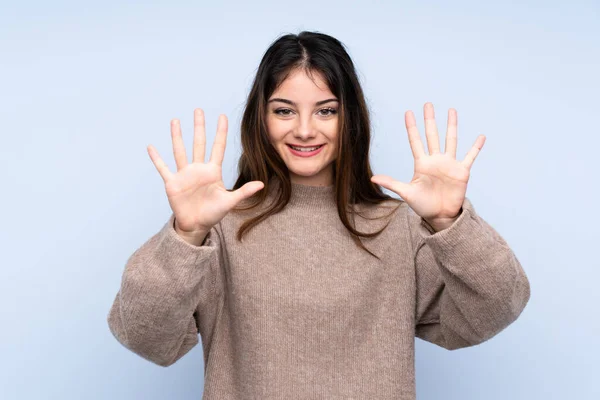 Jonge Brunette Vrouw Het Dragen Van Een Trui Geïsoleerde Blauwe — Stockfoto