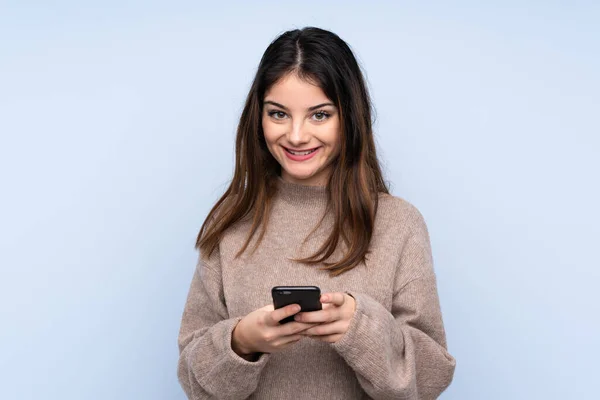 Junge Brünette Frau Trägt Einen Pullover Über Isoliertem Blauem Hintergrund — Stockfoto