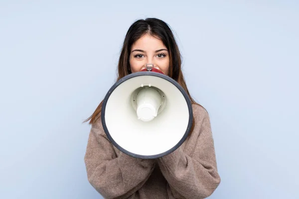 Giovane Donna Bruna Indossa Maglione Sfondo Blu Isolato Gridando Attraverso — Foto Stock