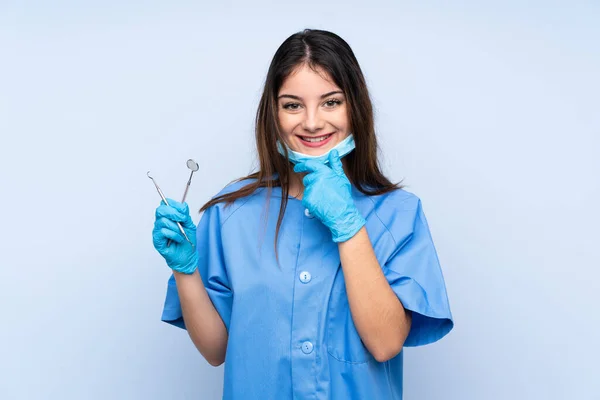 Žena Zubař Drží Nástroje Přes Izolované Modré Pozadí Smíchem — Stock fotografie