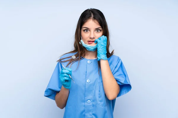 Žena Zubař Drží Nástroje Přes Izolované Modré Pozadí Nervózní Vystrašený — Stock fotografie