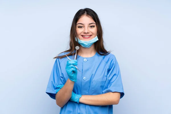 Dentystka Trzyma Narzędzia Odizolowanym Niebieskim Tle Śmiejąc Się — Zdjęcie stockowe