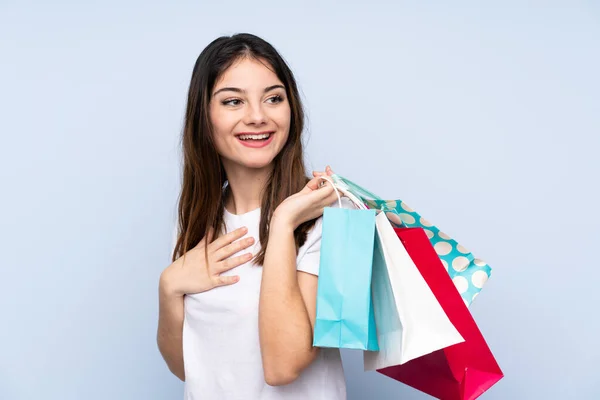 Jong Brunette Vrouw Geïsoleerde Blauwe Achtergrond Holding Shopping Tassen Glimlachen — Stockfoto