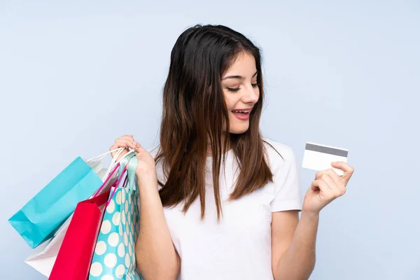 Joven Morena Sobre Fondo Azul Aislado Sosteniendo Bolsas Compras Una — Foto de Stock