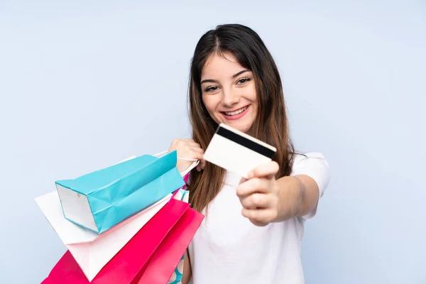 Joven Morena Sobre Fondo Azul Aislado Sosteniendo Bolsas Compras Una — Foto de Stock