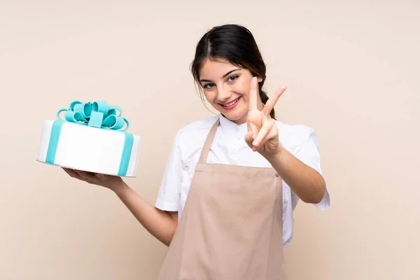 Chef Pâtissier Femme Tenant Gros Gâteau Sur Fond Isolé Souriant — Photo