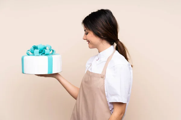 Chef Pâtissier Femme Tenant Gros Gâteau Sur Fond Isolé Avec — Photo