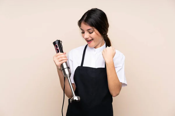 Jonge Vrouw Met Behulp Van Hand Blender Geïsoleerde Achtergrond Vieren — Stockfoto