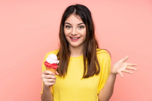 Joven Morena Sosteniendo Helado Corneta Sobre Fondo Rosa Aislado Con —  Fotos de Stock