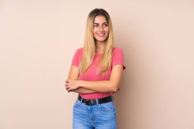 Genç Uruguaylı kadın izole bir geçmişle gülüyor