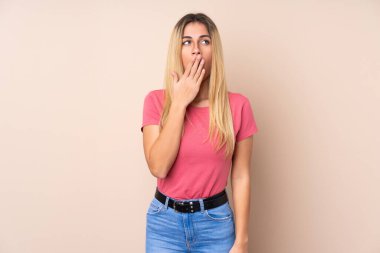 Genç Uruguaylı kadın izole arka planda esniyor.