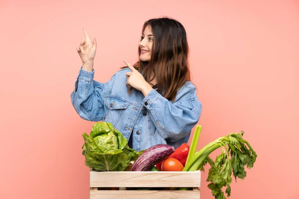 Joven Campesina Sosteniendo Una Cesta Llena Verduras Frescas Señalando Con — Foto de Stock