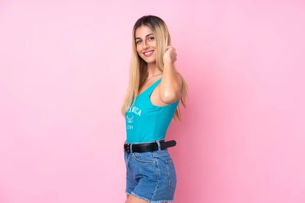 Junge Blonde Uruguayische Frau Badeanzug Sommerurlaub Vor Isoliertem Rosa Hintergrund — Stockfoto