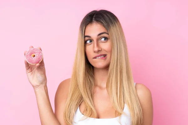 Junge Uruguayische Frau Über Isoliertem Rosa Hintergrund Mit Einem Donut — Stockfoto