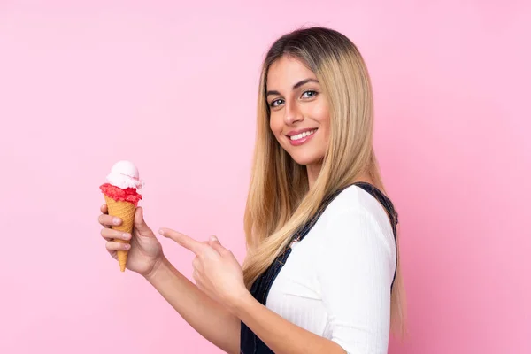 Jonge Uruguayaanse Vrouw Met Een Cornet Ijs Geïsoleerde Roze Achtergrond — Stockfoto