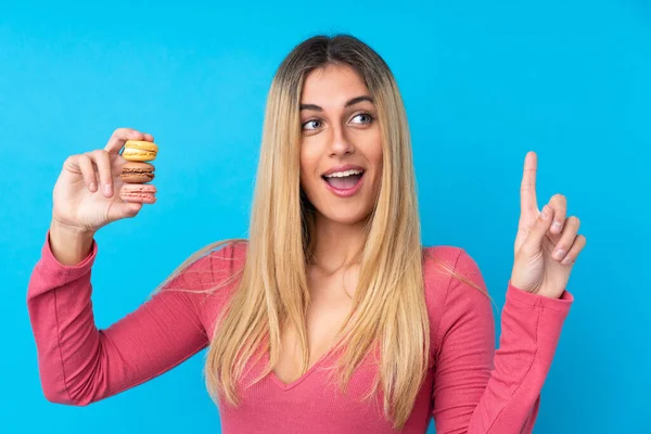 Young Uruguayan Woman Isolated Blue Background Holding Colorful French Macarons — Stock Photo, Image