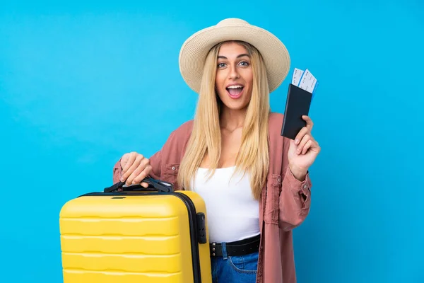 Jonge Uruguayaanse Vrouw Geïsoleerde Blauwe Achtergrond Vakantie Met Koffer Paspoort — Stockfoto