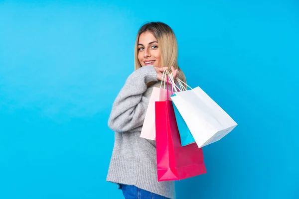 Junge Uruguayische Frau Vor Isoliertem Blauem Hintergrund Hält Einkaufstüten Der — Stockfoto