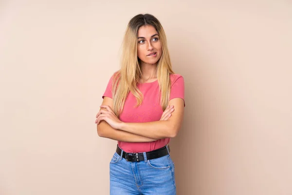 Young Uruguayan Woman Isolated Background Confuse Face Expression — Stock Photo, Image