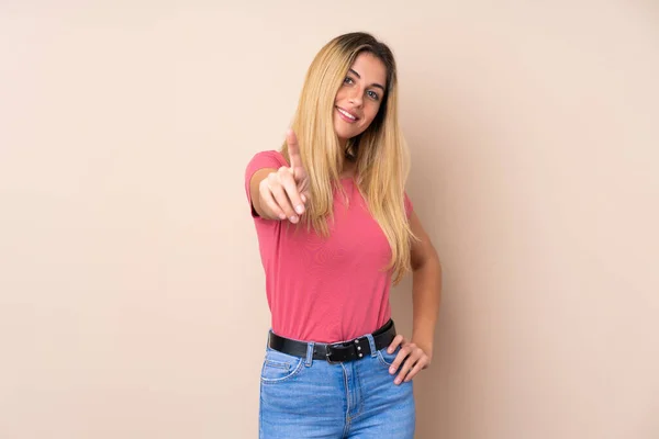 Mujer Uruguaya Joven Sobre Fondo Aislado Mostrando Levantando Dedo — Foto de Stock