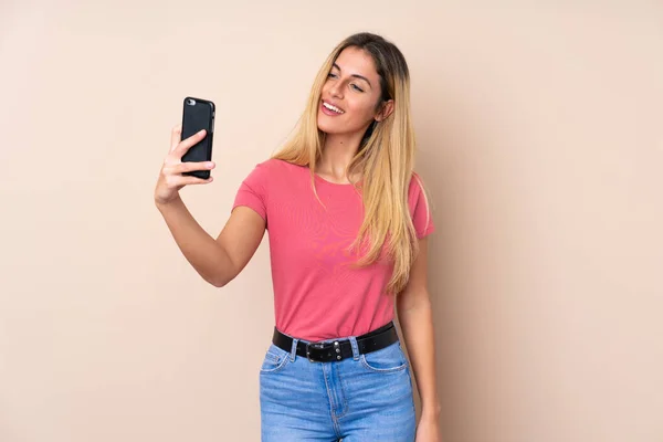 Mujer Uruguaya Joven Sobre Fondo Aislado Haciendo Una Selfie — Foto de Stock