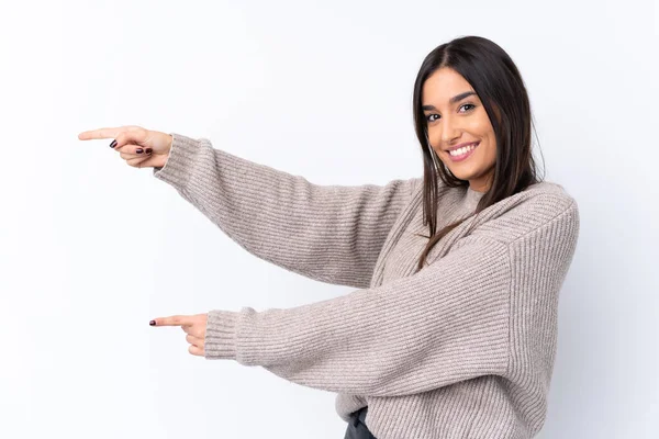 Junge Brünette Frau Über Isoliertem Weißen Hintergrund Zeigt Mit Dem — Stockfoto