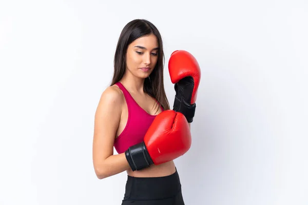 Junge Sport Brünette Frau Über Isolierten Weißen Hintergrund Mit Boxhandschuhen — Stockfoto