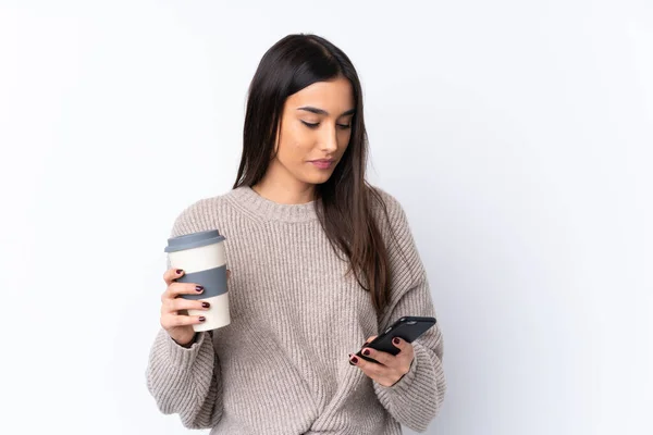 Jovem Morena Sobre Fundo Branco Isolado Segurando Café Para Levar — Fotografia de Stock