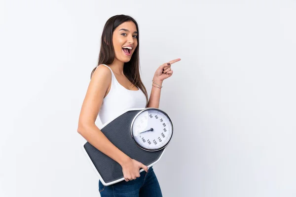 Mujer Morena Joven Sobre Fondo Blanco Aislado Con Máquina Pesaje — Foto de Stock