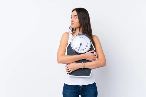 Mujer Morena Joven Sobre Fondo Blanco Aislado Con Máquina Pesaje — Foto de Stock