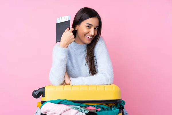 Viaggiatore Donna Con Una Valigia Piena Vestiti Sfondo Rosa Isolato — Foto Stock