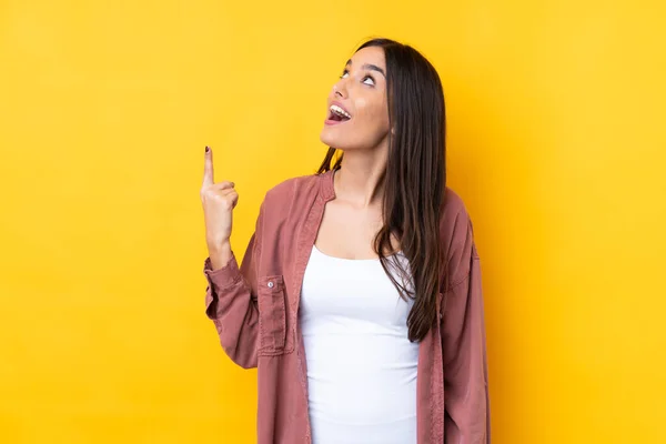 Giovane Donna Bruna Sfondo Giallo Isolato Che Punta Verso Alto — Foto Stock