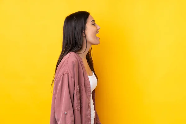 Jovem Morena Sobre Fundo Amarelo Isolado Rindo Posição Lateral — Fotografia de Stock