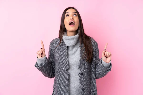 Giovane Donna Bruna Sfondo Rosa Isolato Sorpreso Indicando — Foto Stock