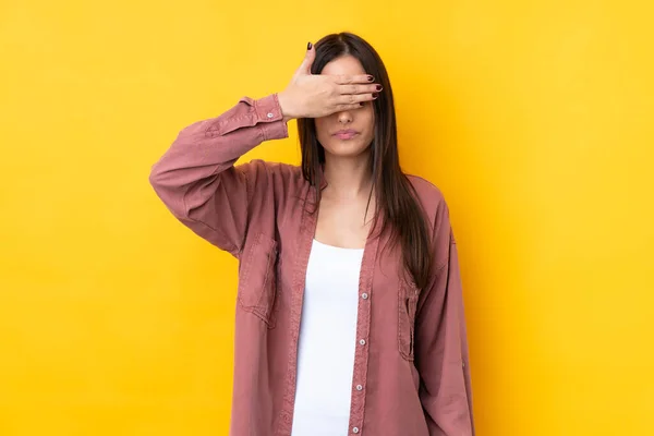 Mulher Morena Jovem Sobre Fundo Amarelo Isolado Cobrindo Olhos Por — Fotografia de Stock