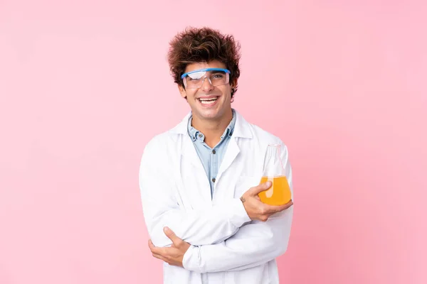 Junger Kaukasischer Mann Vor Isoliertem Rosa Hintergrund Mit Wissenschaftlichem Reagenzglas — Stockfoto