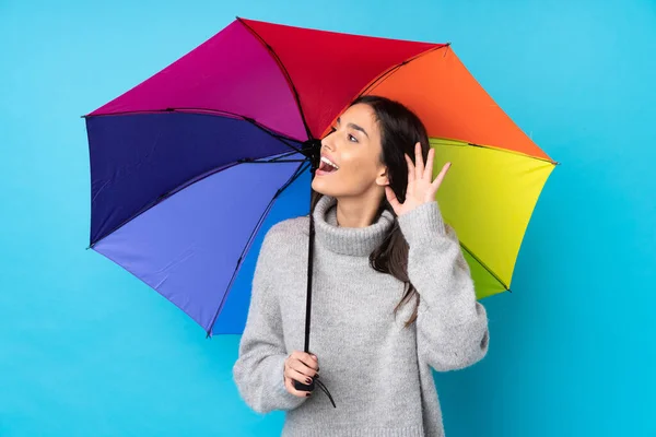 Jeune Femme Brune Tenant Parapluie Sur Mur Bleu Isolé Écoutant — Photo