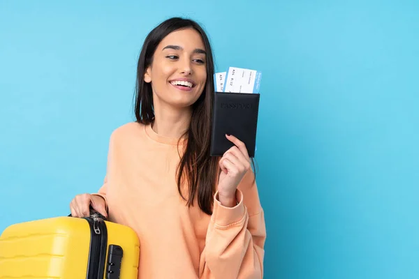 Jonge Brunette Vrouw Geïsoleerde Blauwe Achtergrond Vakantie Met Koffer Paspoort — Stockfoto