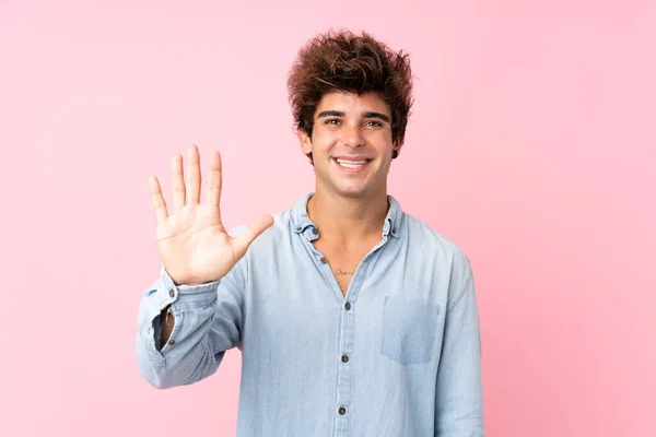 Joven Hombre Caucásico Con Camisa Jean Sobre Fondo Rosa Aislado —  Fotos de Stock