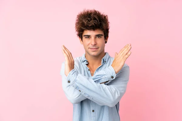 Joven Hombre Caucásico Con Camisa Jean Sobre Fondo Rosa Aislado —  Fotos de Stock