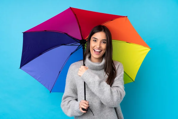 Jeune Femme Brune Tenant Parapluie Sur Mur Bleu Isolé Célébrant — Photo