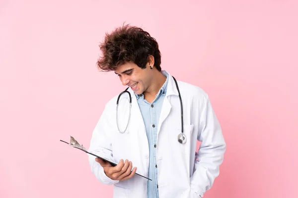 Homem Caucasiano Jovem Sobre Fundo Rosa Isolado Com Vestido Médico — Fotografia de Stock