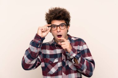 Gözlüklü ve şaşırmış genç bir beyaz adam.