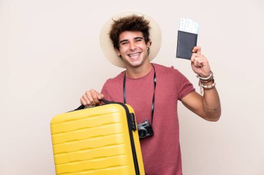 İzole edilmiş bir geçmişi olan genç beyaz bir adam, bavul ve pasaportla tatilde.